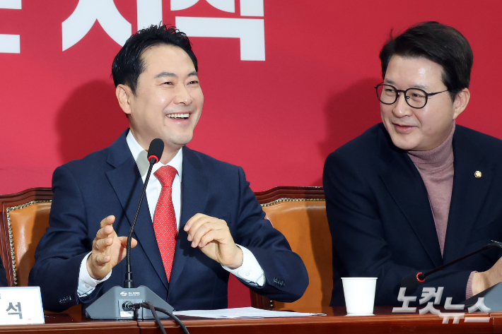 국민의힘 장동혁 대표와 신동욱 최고위원이 15일 서울 여의도 국회에서 열린 최고위원회의에서 밝은 표정을 짓고 있다. 윤창원 기자