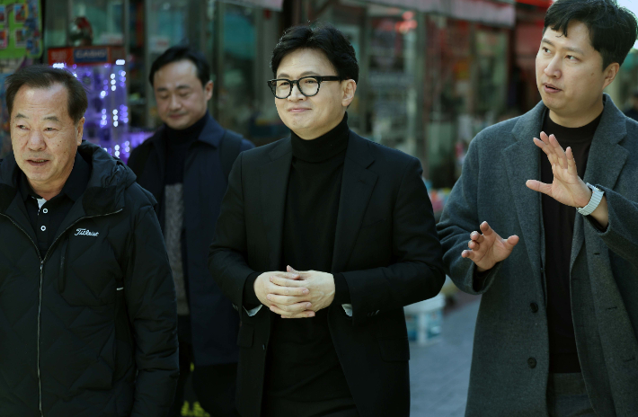 대구 중구 교동 걷는 한동훈     (대구=연합뉴스) 김현태 기자 = 25일 오후 대구 중구 교동을 찾은 한동훈 전 국민의힘 대표가 거리를 살펴보고 있다. 2026.2.25     mtkht@yna.co.kr (끝)   <저작권자(c) 연합뉴스, 무단 전재-재배포, AI 학습 및 활용 금지> 연합뉴스