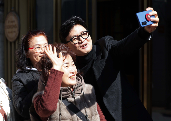 시민과 셀카 찍는 한동훈     (대구=연합뉴스) 김현태 기자 = 25일 오후 대구 중구 교동을 찾은 한동훈 전 국민의힘 대표가 시민과 셀카를 찍고 있다. 2026.2.25     mtkht@yna.co.kr (끝)   <저작권자(c) 연합뉴스, 무단 전재-재배포, AI 학습 및 활용 금지> 연합뉴스