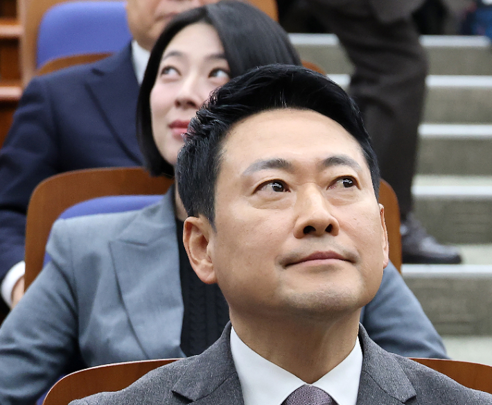 다른 곳 바라보는 장동혁과 배현진     (서울=연합뉴스) 이동해 기자 = 국민의힘 장동혁 대표(앞)와 배현진 의원이 23일 국회에서 열린 의원총회에서 앞뒤로 나란히 앉아 서로 다른 곳을 바라보고 있다. 2026.2.23     eastsea@yna.co.kr (끝)   <저작권자(c) 연합뉴스, 무단 전재-재배포, AI 학습 및 활용 금지> 연합뉴스