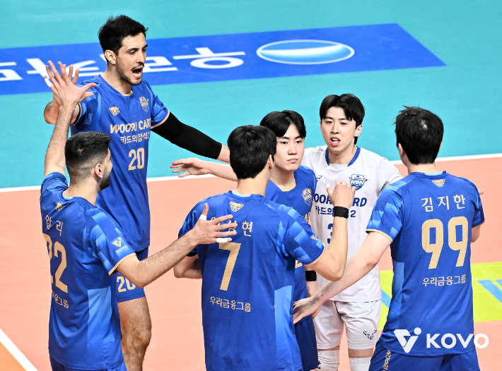 '파죽의 5연승' 우리카드 선수들이 25일 OK저축은행과 홈 경기에서 득점한 뒤 서로 격려하고 있다. KOVO 