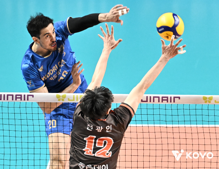 아라우조가 전광인의 블로킹을 뚫고 강타를 터뜨리는 모습. KOVO 