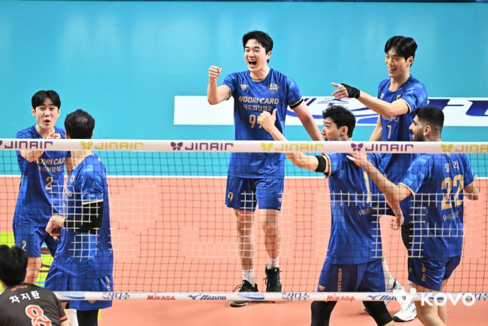 6라운드 첫 경기를 기분 좋게 승리하며 봄 배구 희망을 키운 우리카드 선수들. 한국배구연맹 