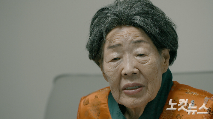 이용수 할머니(98)가 지난 12일 대구 자택에서 인터뷰에 응하고 있는 모습. 조석영 PD
