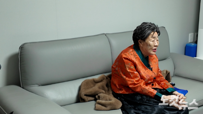 이용수 할머니(98)가 지난 12일 대구 자택에서 인터뷰에 응하고 있는 모습. 박수연 기자