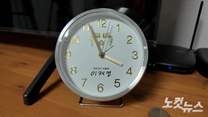 지난 12일 이용수 할머니의 대구 자택에 있는 탁상 시계. 조석영 PD