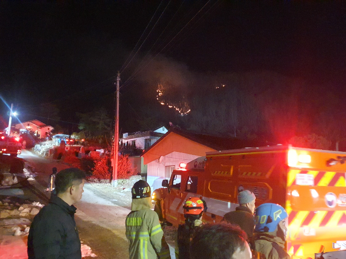 25일 오후 7시 29분쯤 경북 영주시 안정면 용산리의 야산에서 공군 충주기지 소속 비무장 전투기인 F-16기가 야간 훈련 도중 해당 야산으로 추락했다. 독자 제공