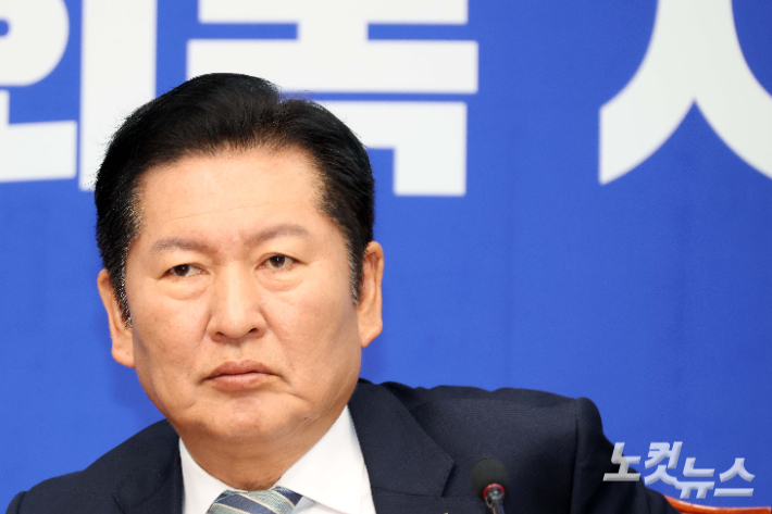 더불어민주당 정청래 대표가 25일 서울 여의도 국회에서 열린 최고위원회의에 참석하고 있다. 박종민 기자