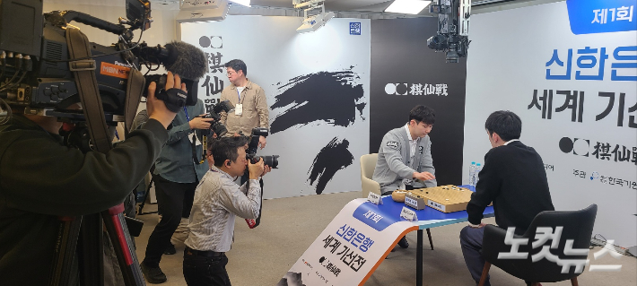 박정환 9단과 왕싱하오 9단의 결승전 취재 장면. 동규기자 