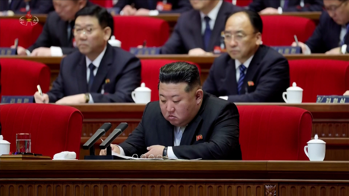 북한은 지난 22일 노동당 제9차 대회 4일 회의에서 김정은 국무위원장을 당 총비서로 추대하는 결정을 만장일치로 채택했다고 조선중앙TV가 23일 보도했다. 연합뉴스 