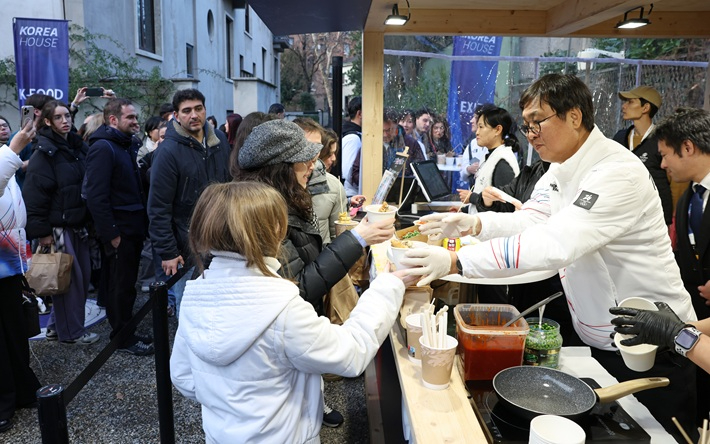 최휘영 문화체육관광부 장관이 2월 7일 이탈리아 밀라노 현지에 차려진 '코리아하우스'에서 직접 길거리 음식을 판매하며 'K-푸드'를 홍보하고 있다. 문화체육관광부 제공