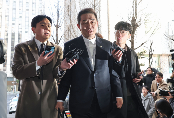 뇌물수수와 직권남용, 위계에 의한 업무방해 등 혐의를 받는 무소속 김병기 의원이 26일 마포구 서울경찰청 공공범죄수사대에 피의자 신분으로 출석, 발언하고 있다. 연합뉴스