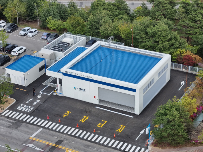 강릉시청 민원인 주차장에 구축한 강릉시 1호 수소충전소. 강릉시 제공