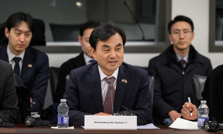 안규백 국방부 장관이 25일(현지시간) 캐나다 오타와 외교부 청사에서 데이비드 맥귄티 캐나다 국방장관과 한-캐나다 국방장관회담을 갖고 있다. 국방부 제공