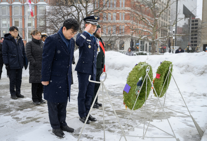 국방부 장관, 캐나다 국립 전쟁 기념비 헌화. 국방부 제공
