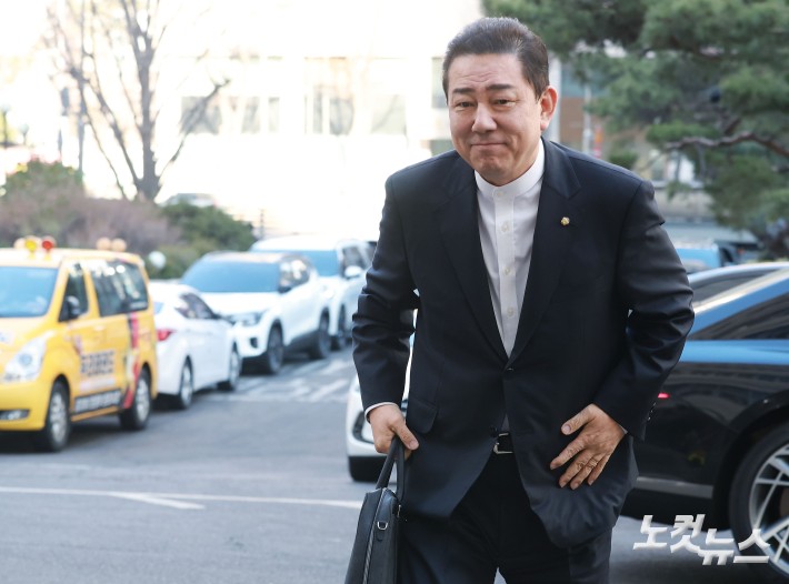 공천헌금 수수 등 13개 의혹에 휩싸인 김병기 무소속 의원이 26일 오전 서울 마포구 공공범죄수사대에 조사를 받기 위해 피의자 신분으로 출석하고 있다.