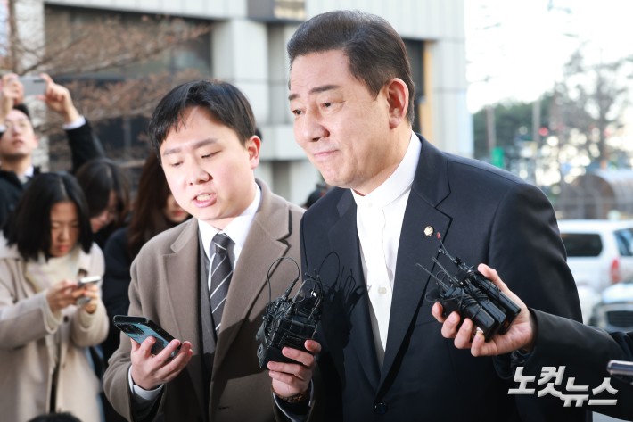 공천헌금 수수 등 13개 의혹에 휩싸인 김병기 무소속 의원이 26일 오전 서울 마포구 공공범죄수사대에 조사를 받기 위해 피의자 신분으로 출석하고 있다.