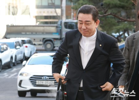 공천헌금 수수 등 13개 의혹에 휩싸인 김병기 무소속 의원이 26일 오전 서울 마포구 공공범죄수사대에 조사를 받기 위해 피의자 신분으로 출석하고 있다.