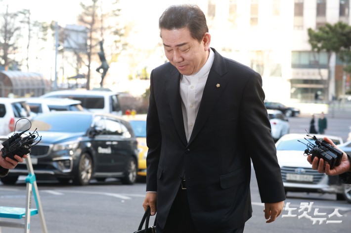 공천헌금 수수 등 13개 의혹에 휩싸인 김병기 무소속 의원이 26일 오전 서울 마포구 공공범죄수사대에 조사를 받기 위해 피의자 신분으로 출석하고 있다.