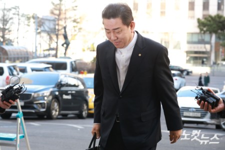 공천헌금 수수 등 13개 의혹에 휩싸인 김병기 무소속 의원이 26일 오전 서울 마포구 공공범죄수사대에 조사를 받기 위해 피의자 신분으로 출석하고 있다.
