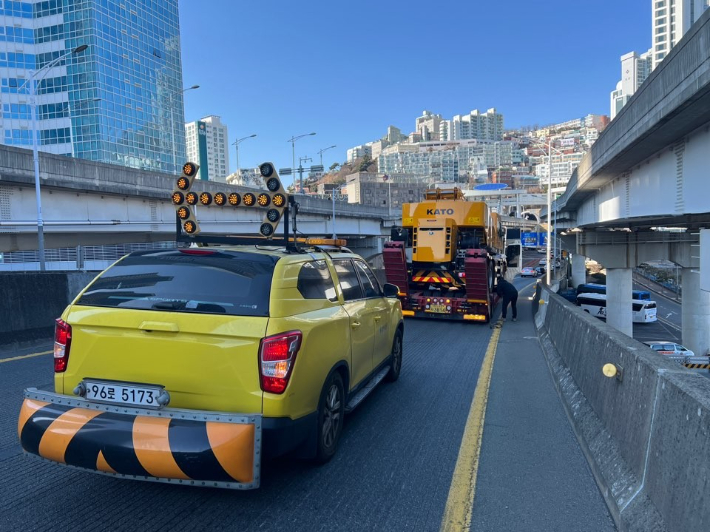 특수 견인차량이 해상교량에서 고장 트레일러를 견인하고 있다. 부산시설공단 제공
