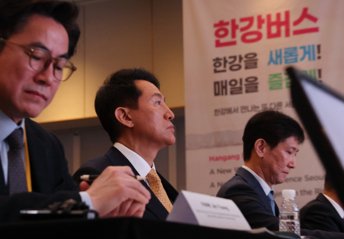 24일 서울 마포구 호텔나루에서 열린 '한강버스 글로벌 인사이트 포럼'에 참석한 오세훈 서울시장(왼쪽 두번째). 연합뉴스