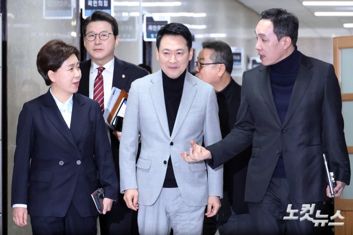 국민의힘 장동혁 대표가 26일 서울 여의도 국회에서 열린 당 최고위원회의에 참석하며 양향자 최고위원, 김민수 최고위원과 대화를 하고 있다.