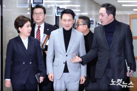 국민의힘 장동혁 대표가 26일 서울 여의도 국회에서 열린 당 최고위원회의에 참석하며 양향자 최고위원, 김민수 최고위원과 대화를 하고 있다.