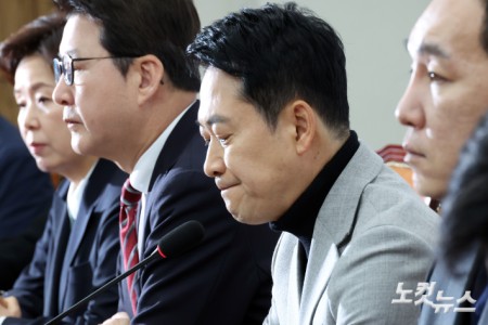 국민의힘 장동혁 대표가 26일 서울 여의도 국회에서 열린 당 최고위원회의에서 굳은 표정을 짓고 있다.