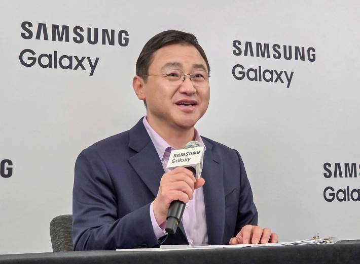 25일(현지시간) 미국 샌프란시스코에서 삼성전자 대표이사 노태문 사장이 '삼성 갤럭시 언팩 2026' 행사 직후 국내 기자간담회를 진행하고 있는 모습. 삼성전자 제공