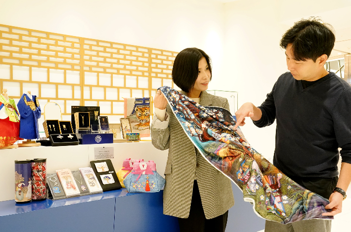 롯데면세점은 외국인 관광객들에게 우리 고유의 문화를 담은 상품을 소개하기 위해 'K-MUSEUM & GIFT' 매장을 오픈했다. 롯데면세점 제공