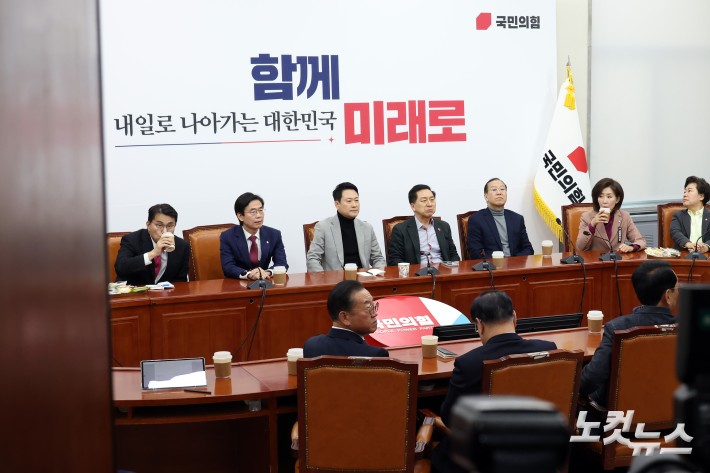 국민의힘 장동혁 대표가 26일 서울 여의도 국회에서 중진의원들과 면담을 하고 있다.