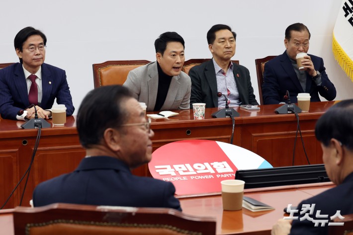 국민의힘 장동혁 대표가 26일 서울 여의도 국회에서 중진의원들과 면담을 하고 있다.