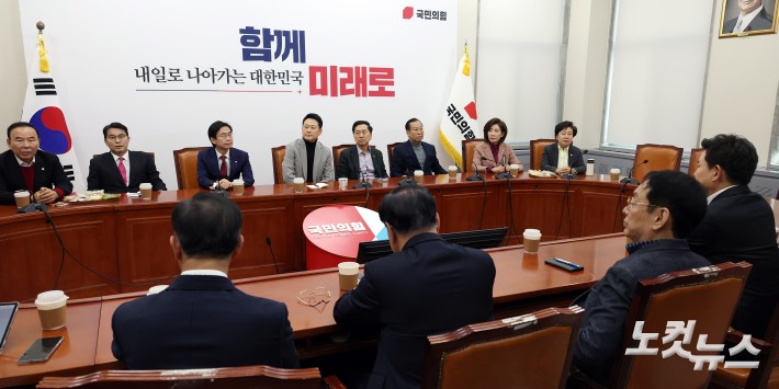 국민의힘 장동혁 대표가 26일 서울 여의도 국회에서 중진의원들과 면담을 하고 있다.