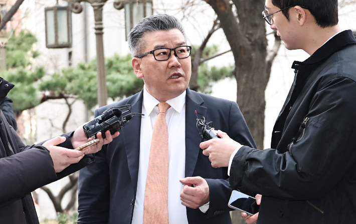 감사원의 '서해 피격' 감사 발표 과정에서 군 기밀이 유출된 의혹과 관련해 유병호 감사위원이 26일 마포구 서울경찰청 공공범죄수사대에 피의자 신분으로 출석하며 취재진 질문에 답하고 있다. 연합뉴스