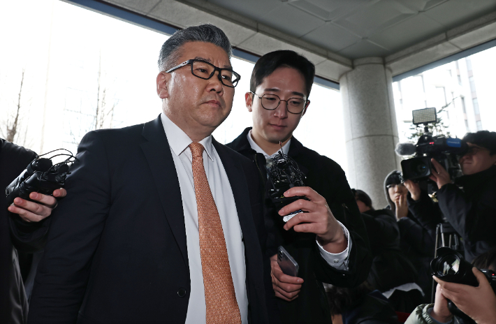 감사원의 '서해 피격' 감사 발표 과정에서 군 기밀이 유출된 의혹과 관련해 유병호 감사위원이 26일 마포구 서울경찰청 공공범죄수사대에 피의자 신분으로 출석하고 있다. 연합뉴스