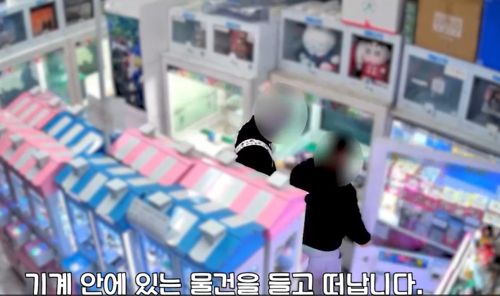 기계 안의 물건을 들고 도주하는 피의자들. 대전경찰청 제공