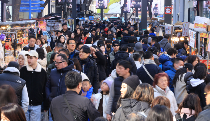 서울 명동거리가 관광객을 비롯한 인파로 붐비고 있다. 연합뉴스
