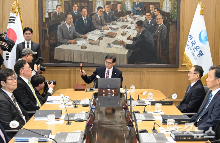 이창용 한국은행 총재가 26일 서울 중구 한국은행 본관에서 열린 금융통화위원회 본회의에서 의사봉을 두드리고 있다. 한국은행은 이날 기준금리를(연 2.50%)를 그대로 유지하기로 했다. 사진공동취재단