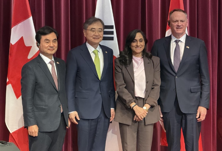 한국과 캐나다 외교·국방 장관들이 25일(현지시간) 캐나다 오타와에서 한-캐나다 군사·국방 비밀정보보호협정 체결식 후 기념촬영을 하고 있다. 왼쪽부터 한국의 안규백 국방부 장관, 조현 외교부 장관, 캐나다의 아니타 아난드 외교장관, 데이비드 맥귄티 국방장관. 연합뉴스