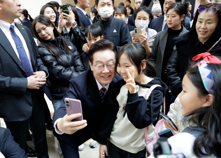 이재명 대통령이 26일 서울 용산구 국립중앙박물관에서 열린 특별전 '우리들의 이순신'을 찾아 어린이 관람객과 기념촬영을 하고 있다. 연합뉴스