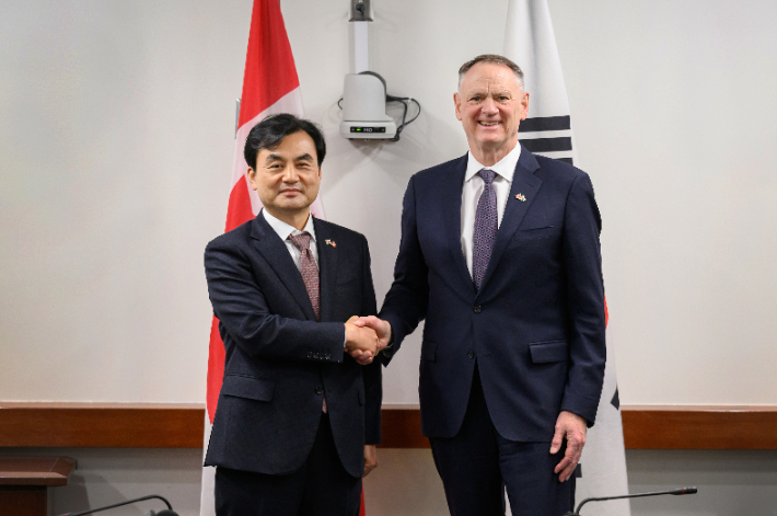 안규백 국방부 장관이 25일(현지시간) 캐나다 오타와 외교부 청사에서 데이비드 맥귄티 캐나다 국방장관을 만나 악수하며 기념 촬영하고 있다. 연합뉴스