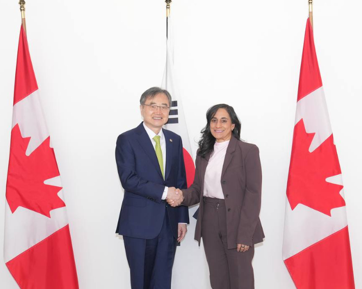 악수하는 조현 외교부 장관(왼쪽)과 아니타 아난드 캐나다 외교장관. 연합뉴스