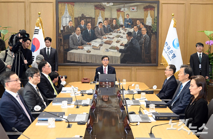 이창용 한국은행 총재가 26일 서울 중구 한국은행 본관에서 금융통화위원회 본회의를 주재하고 있다. 사진공동취재단