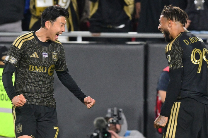 손흥민(왼쪽)과 세리머니 하는 드니 부앙가. 연합뉴스