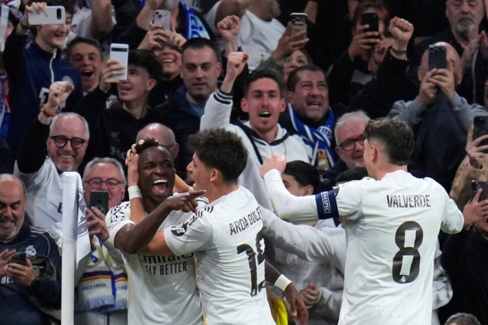 골 넣고 동료들과 기쁨 나누는 비니시우스. 연합뉴스