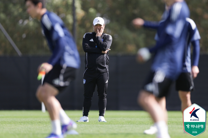 훈련 지켜보는 김현석 감독. 한국프로축구연맹