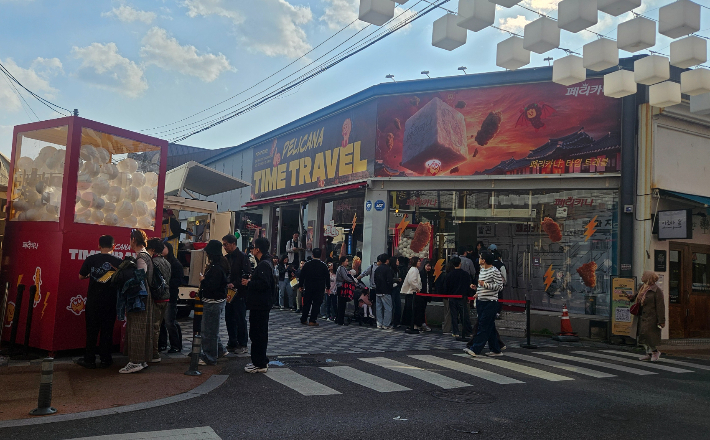 경주 금리단길 일원에서 운영된 '페리카나 타임 트래블 팝업스토어'에 방문객들이 줄지어 입장을 기다리고 있다. 경주시 제공