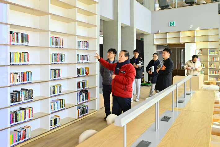 속초어린이영어도서관 공사현장 방문. 속초시 제공