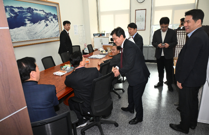 국민의힘이 대구·경북(TK) 행정 통합 특별법안 처리에 대한 당의 입장을 전체 TK 국회의원의 투표로 정하기로 한 가운데, 26일 국민의힘 TK 의원들이 투표를 위해 국회 원내수석부대표실에 모여 있다. 연합뉴스